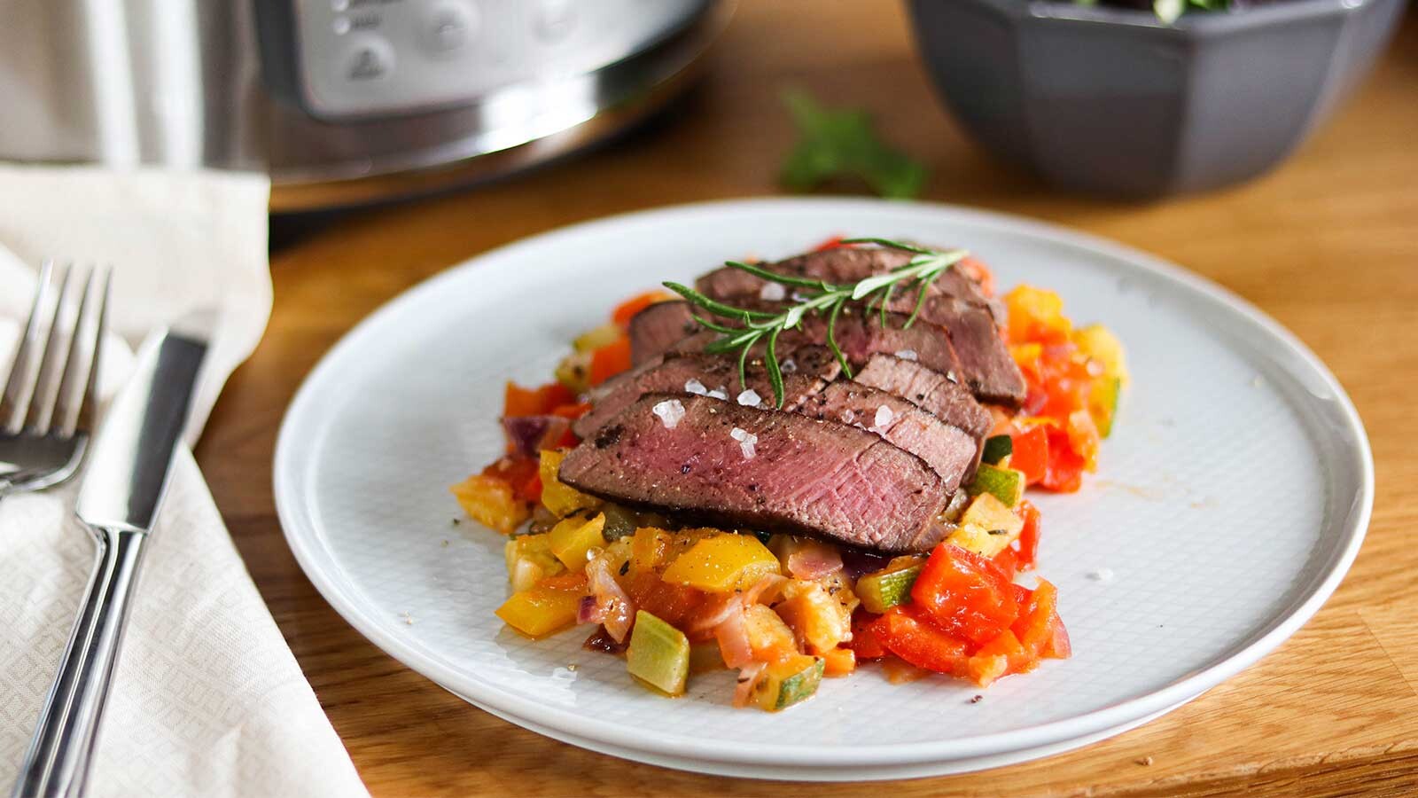 Hovädzí steak sous-vide s ratatouille zeleninou